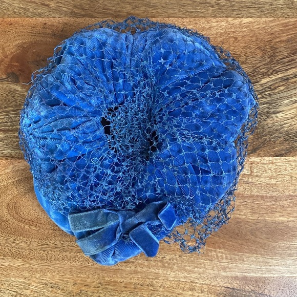 VTG 50’s Blue Velvet Birdcage Veil Bow Hat - Picture 6 of 13